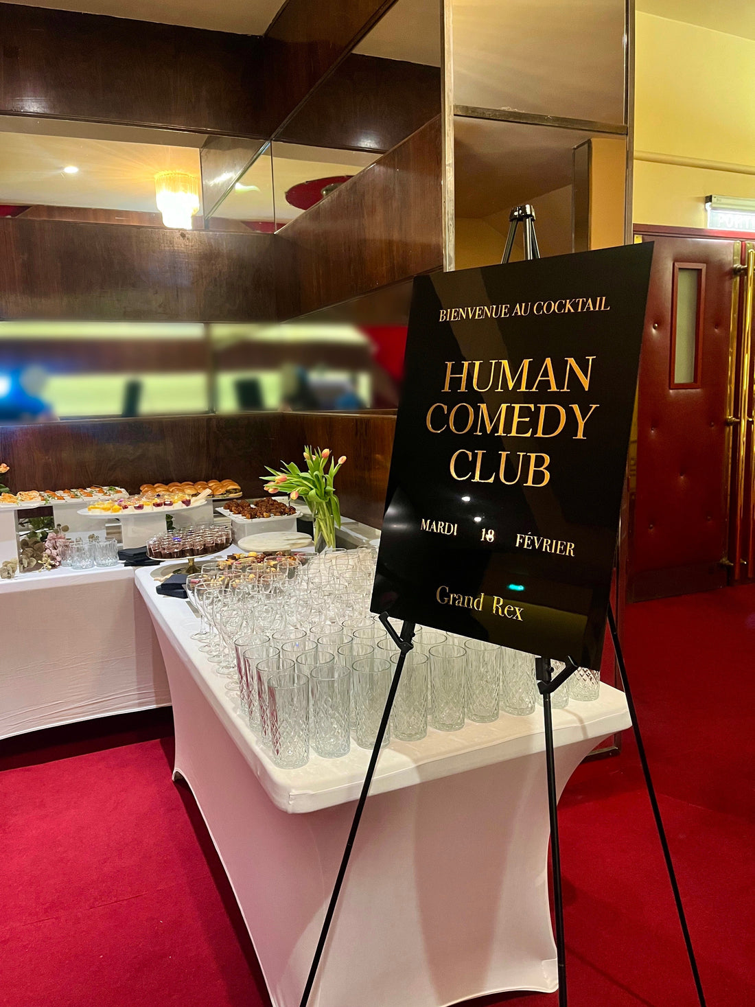 Grand Rex : panneau de bienvenue et créations sur mesure pour le Human Comedy Club